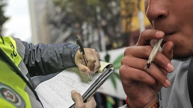 Es delito fumarte un porro en la calle
